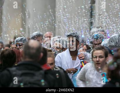 TransferWise, la startup tecnologica dirompente, guida il rally per un â€˜profondo cleanâ€™ del sistema finanziario con una protesta 'frizzante' fuori da Bank Station Foto Stock