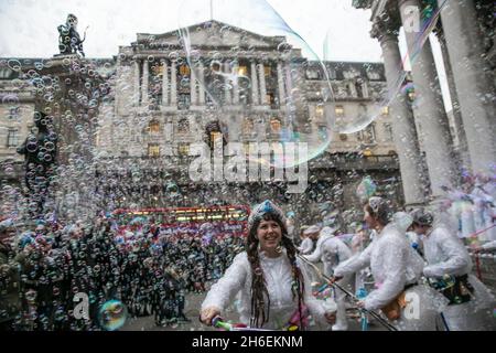 TransferWise, la startup tecnologica dirompente, guida il rally per un â€˜profondo cleanâ€™ del sistema finanziario con una protesta 'frizzante' fuori da Bank Station Foto Stock