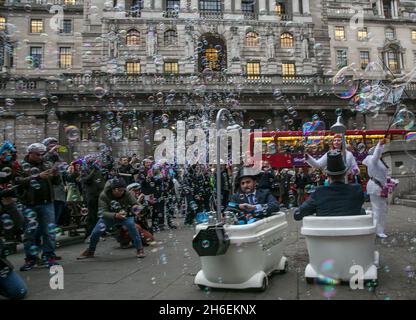 TransferWise, la startup tecnologica dirompente, guida il rally per un â€˜profondo cleanâ€™ del sistema finanziario con una protesta 'frizzante' fuori da Bank Station Foto Stock