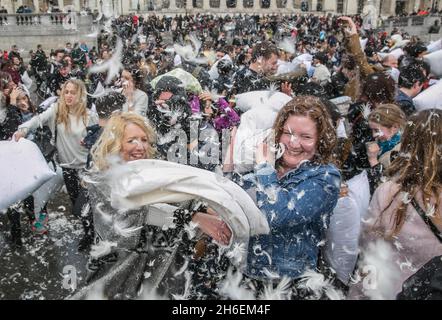 La gente prende parte ad una lotta di massa del cuscino in Trafalgar Square a Londra che sta ospitando da PETA, per celebrare la Giornata internazionale di lotta del cuscino. Foto Stock