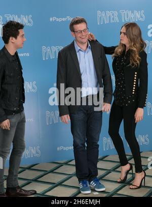 PAPER TOWNS fotocall frequentato da Cara Delevingne (a destra), Nat Wolff e autore John Green (centro) a Claridges a Londra Foto Stock