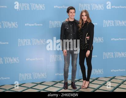 PAPER TOWNS fotocall frequentato da Cara Delevingne, Nat Wolff (a sinistra) a Claridges a Londra Foto Stock