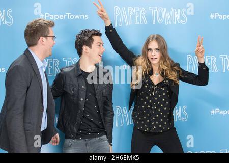 PAPER TOWNS fotocall frequentato da Cara Delevingne, Nat Wolff e autore John Green (a sinistra) a Claridges a Londra Foto Stock