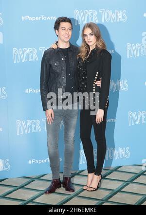 PAPER TOWNS fotocall frequentato da Cara Delevingne, Nat Wolff (a sinistra) a Claridges a Londra Foto Stock