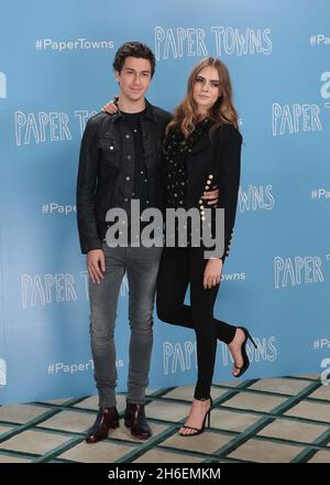 PAPER TOWNS fotocall frequentato da Cara Delevingne, Nat Wolff (a sinistra) a Claridges a Londra Foto Stock