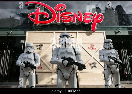 Stormtroopers e R2-D2 si sono Uniti a un giovane fan di Star Wars vestito come Principessa Leia Daisy, di 8 anni al Disney Store di Oxford Street per iniziare il conto alla rovescia finale fino a mezzanotte di stasera, quando la tanto attesa linea di prodotti Star Wars: The Force Awakens sarà lanciata il 4 settembre. Foto Stock