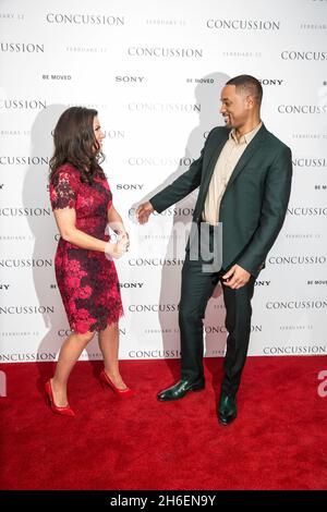 Susanna Reid incontra Will Smith alla proiezione privata di Londra della sua concussione cinematografica Foto Stock