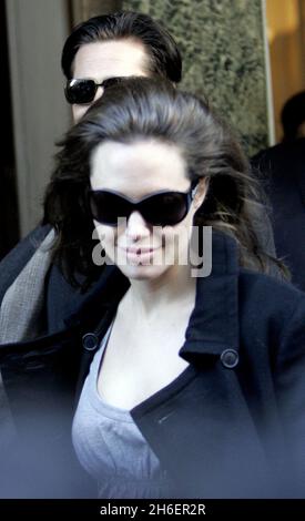 Brad Pitt e Angelina Jolie incinta lasciano Claridges oggi a Londra. Jeff Moore/allactiondigital.com Foto Stock