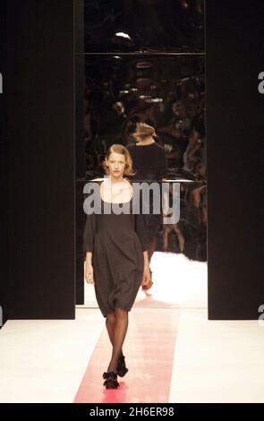 La sfilata Betty Jackson alla London Fashion Week. Foto Stock