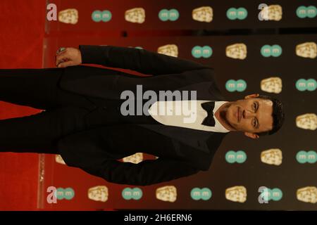 LUKE EVANS partecipa ai premi EE British Academy of Film alla Royal Albert Hall di Londra Foto Stock