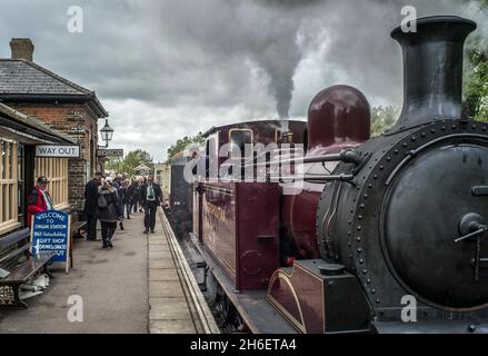 Gli appassionati di treno a vapore in Essex godono della ferrovia Epping Ongar su una banca umida festa Lunedi. Foto Stock