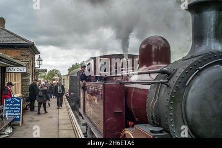 Gli appassionati di treno a vapore in Essex godono della ferrovia Epping Ongar su una banca umida festa Lunedi. Foto Stock