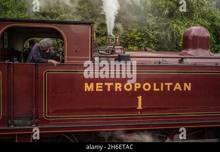 Gli appassionati di treno a vapore in Essex godono della ferrovia Epping Ongar su una banca umida festa Lunedi. Foto Stock