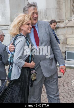 Joanna Lumley e Stephen Fry partecipano al servizio commemorativo di Ronnie Corbett che si tiene presso Westminster Abbey, Londra Foto Stock