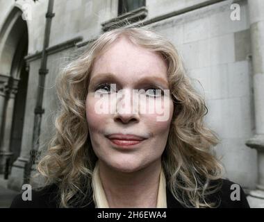 L'attrice mia Farrow arriva alla High Court di Londra per dare prova nel caso Roman Polanski. Jeff Moore/allactiondigital.com Foto Stock