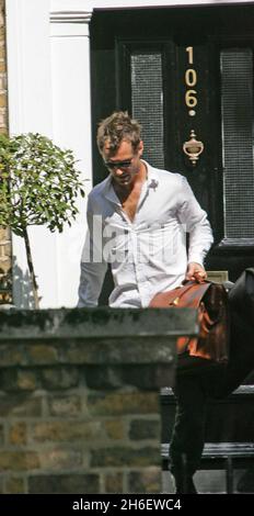 Jude Law lascia la Maida vale che condivide con la ragazza Sienna Miller. La coppia di celebrità è stata riconciliata dopo la scissione perché Jude ha avuto un rapporto con la sua nannia dei bambini. Jeff Moore/allactiondigital.com Foto Stock