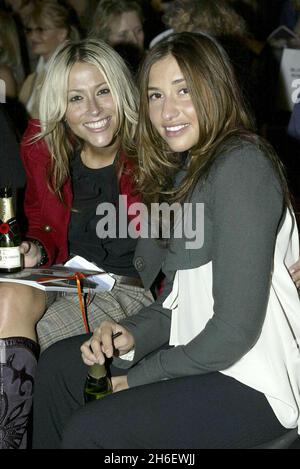 Nicole Appleton e Melanie Blatt, precedentemente di tutti i Santi, che guardano Betty Jackson, parte della London Fashion Week, Primavera 2006 Collezioni. Jeff Moore/allactiondigital.com Foto Stock