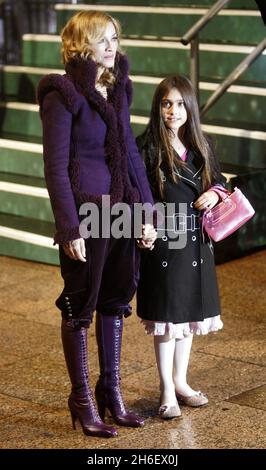 Madonna e la figlia Lourdes arrivano a Harry Potter e alla prima del film Goblet of Fire, Leicester Square, Londra. Jeff Moore/allactiondigital.com Foto Stock