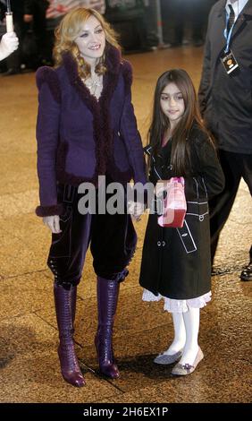 Madonna e la figlia Lourdes arrivano a Harry Potter e alla prima del film Goblet of Fire, Leicester Square, Londra. Jeff Moore/allactiondigital.com Foto Stock