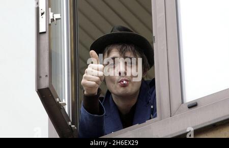 Il cantante Pete Doherty appare oggi alla finestra della corte dei Magistrati di Tamigi a Londra mentre attende la sua udienza di corte per le accuse di droga . Foto Stock