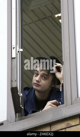 Il cantante Pete Doherty appare oggi alla finestra della corte dei Magistrati di Tamigi a Londra mentre attende la sua udienza di corte per le accuse di droga . Foto Stock