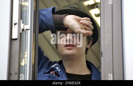 Il cantante Pete Doherty appare oggi alla finestra della corte dei Magistrati di Tamigi a Londra mentre attende la sua udienza di corte per le accuse di droga . Foto Stock