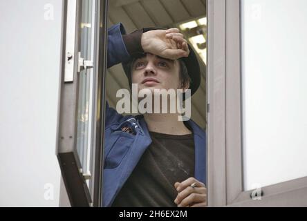 Il cantante Pete Doherty appare oggi alla finestra della corte dei Magistrati di Tamigi a Londra mentre attende la sua udienza di corte per le accuse di droga . Foto Stock