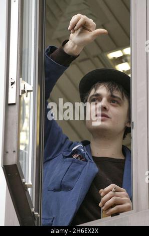 Il cantante Pete Doherty appare oggi alla finestra della corte dei Magistrati di Tamigi a Londra mentre attende la sua udienza di corte per le accuse di droga . Foto Stock