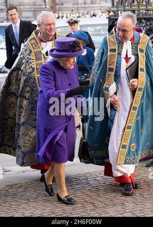 La Regina partecipa al Servizio del Commonwealth all'Abbazia di Westminster il giorno del Commonwealth Foto Stock