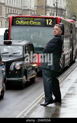 Rik Mayall come Alan B'Stard fuori Trafalgar Studios nel centro di Londra, 27 novembre 2006. L'alter ego politico di Rik Mayall Alan B'stard sta cercando il suo Tony e Cherie Blair. L'attore comico ha tenuto un'audizione aperta presso gli studi di Londra questa mattina per lanciare i ruoli del primo Ministro e di sua moglie nel suo nuovo spettacolo. Foto Stock