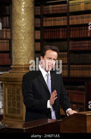 Il leader conservatore David Cameron durante il suo discorso sulle relazioni razziali al National Liberal Club di Whitehall, Londra, il 30 gennaio 2007. Jeff Moore/EMPICS Entertainment Foto Stock