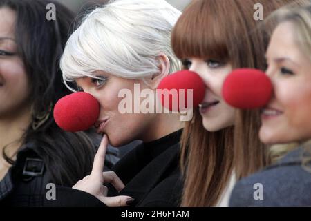 Sarah e Nicola di Girls Aloud sono stati tra le celebrità che hanno partecipato al lancio del Red Nose Day 2007, presso il London Eye, nel centro di Londra, il 31 gennaio 2007. Foto Stock