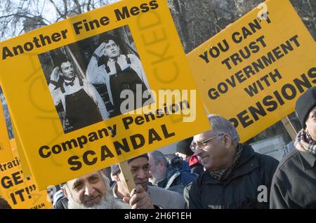 Un gruppo di pensionati protesta al di fuori della High Court nel centro di Londra, contro il rifiuto del governo britannico di risarcire le vittime del crollo dei regimi pensionistici, mercoledì 7 febbraio 2007. I pensionati iniziarono la loro protesta fuori dalle Camere del Parlamento e si misero in tribunale per coincidere con una sfida legale alla posizione del governo, che potrebbe portare a un versamento di circa 3 miliardi di sterline (5.9 miliardi di dollari, 4.54 miliardi di euro) in compenso a circa 125,000 pensionati. Foto Stock