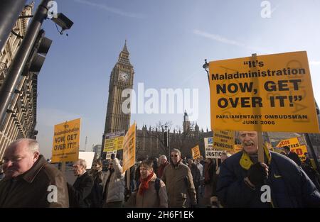 Un gruppo di pensionati protesta al di fuori della High Court nel centro di Londra, contro il rifiuto del governo britannico di risarcire le vittime del crollo dei regimi pensionistici, mercoledì 7 febbraio 2007. I pensionati iniziarono la loro protesta fuori dalle Camere del Parlamento e si misero in tribunale per coincidere con una sfida legale alla posizione del governo, che potrebbe portare a un versamento di circa 3 miliardi di sterline (5.9 miliardi di dollari, 4.54 miliardi di euro) in compenso a circa 125,000 pensionati. Foto Stock