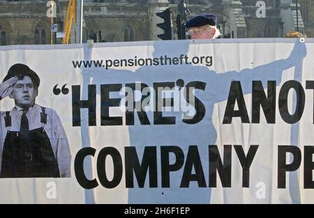 Un gruppo di pensionati protesta al di fuori della High Court nel centro di Londra, contro il rifiuto del governo britannico di risarcire le vittime del crollo dei regimi pensionistici, mercoledì 7 febbraio 2007. I pensionati iniziarono la loro protesta fuori dalle Camere del Parlamento e si misero in tribunale per coincidere con una sfida legale alla posizione del governo, che potrebbe portare a un versamento di circa 3 miliardi di sterline (5.9 miliardi di dollari, 4.54 miliardi di euro) in compenso a circa 125,000 pensionati. Foto Stock