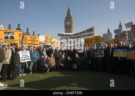 Un gruppo di pensionati protesta al di fuori della High Court nel centro di Londra, contro il rifiuto del governo britannico di risarcire le vittime del crollo dei regimi pensionistici, mercoledì 7 febbraio 2007. I pensionati iniziarono la loro protesta fuori dalle Camere del Parlamento e si misero in tribunale per coincidere con una sfida legale alla posizione del governo, che potrebbe portare a un versamento di circa 3 miliardi di sterline (5.9 miliardi di dollari, 4.54 miliardi di euro) in compenso a circa 125,000 pensionati. Foto Stock