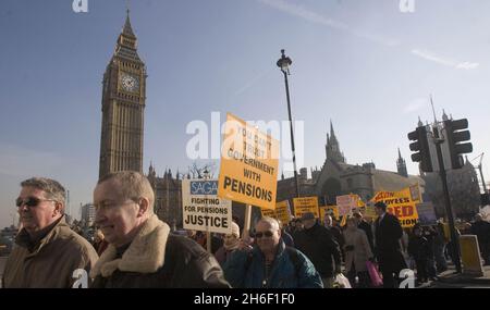 Un gruppo di pensionati protesta al di fuori della High Court nel centro di Londra, contro il rifiuto del governo britannico di risarcire le vittime del crollo dei regimi pensionistici, mercoledì 7 febbraio 2007. I pensionati iniziarono la loro protesta fuori dalle Camere del Parlamento e si misero in tribunale per coincidere con una sfida legale alla posizione del governo, che potrebbe portare a un versamento di circa 3 miliardi di sterline (5.9 miliardi di dollari, 4.54 miliardi di euro) in compenso a circa 125,000 pensionati. Foto Stock