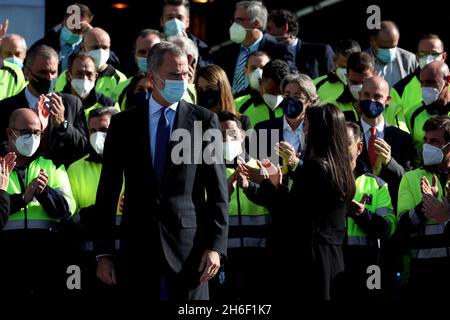 Madrid, Spagna; 15.11.2021.- i re spagnoli viaggiano su un autobus pubblico nel 75° anniversario della creazione della società. Felipe VI e Letizia Reyes di Spagna arrivano a bordo di un autobus per le officine della Compagnia dei Trasporti Municipali (EMT) di Madrid, per visitare le sue strutture in occasione del 75° anniversario della compagnia. Fanno un giro delle strutture e infine prendono una foto di gruppo con i lavoratori. Foto: Juan Carlos Rojas/Picture Alliance Foto Stock