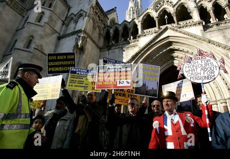 Un gruppo di pensionati protesta al di fuori della High Court nel centro di Londra, contro il rifiuto del governo britannico di risarcire le vittime del crollo dei regimi pensionistici, mercoledì 7 febbraio 2007. I pensionati iniziarono la loro protesta fuori dalle Camere del Parlamento e si misero in tribunale per coincidere con una sfida legale alla posizione del governo, che potrebbe portare a un versamento di circa 3 miliardi di sterline (5.9 miliardi di dollari, 4.54 miliardi di euro) in compenso a circa 125,000 pensionati. Foto Stock