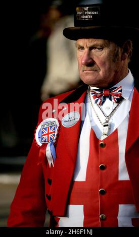 Un gruppo di pensionati protesta al di fuori della High Court nel centro di Londra, contro il rifiuto del governo britannico di risarcire le vittime del crollo dei regimi pensionistici, mercoledì 7 febbraio 2007. I pensionati iniziarono la loro protesta fuori dalle Camere del Parlamento e si misero in tribunale per coincidere con una sfida legale alla posizione del governo, che potrebbe portare a un versamento di circa 3 miliardi di sterline (5.9 miliardi di dollari, 4.54 miliardi di euro) in compenso a circa 125,000 pensionati. Foto Stock