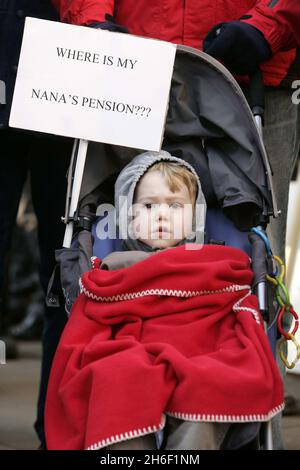 Un gruppo di pensionati protesta al di fuori della High Court nel centro di Londra, contro il rifiuto del governo britannico di risarcire le vittime del crollo dei regimi pensionistici, mercoledì 7 febbraio 2007. I pensionati iniziarono la loro protesta fuori dalle Camere del Parlamento e si misero in tribunale per coincidere con una sfida legale alla posizione del governo, che potrebbe portare a un versamento di circa 3 miliardi di sterline (5.9 miliardi di dollari, 4.54 miliardi di euro) in compenso a circa 125,000 pensionati. Foto Stock