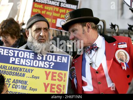 Un gruppo di pensionati protesta al di fuori della High Court nel centro di Londra, contro il rifiuto del governo britannico di risarcire le vittime del crollo dei regimi pensionistici, mercoledì 7 febbraio 2007. I pensionati iniziarono la loro protesta fuori dalle Camere del Parlamento e si misero in tribunale per coincidere con una sfida legale alla posizione del governo, che potrebbe portare a un versamento di circa 3 miliardi di sterline (5.9 miliardi di dollari, 4.54 miliardi di euro) in compenso a circa 125,000 pensionati. Foto Stock