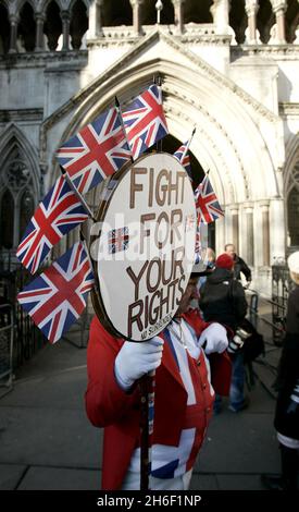 Un gruppo di pensionati protesta al di fuori della High Court nel centro di Londra, contro il rifiuto del governo britannico di risarcire le vittime del crollo dei regimi pensionistici, mercoledì 7 febbraio 2007. I pensionati iniziarono la loro protesta fuori dalle Camere del Parlamento e si misero in tribunale per coincidere con una sfida legale alla posizione del governo, che potrebbe portare a un versamento di circa 3 miliardi di sterline (5.9 miliardi di dollari, 4.54 miliardi di euro) in compenso a circa 125,000 pensionati. Foto Stock