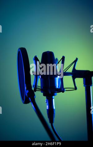 Microfono cardioide a diaframma grande in studio VoiceOver in studi professionali di registrazione vocale. Foto Stock