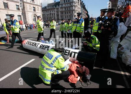 I manifestanti dei Tridenti si sono cementati insieme e hanno bloccato la strada davanti al Parlamento a Wesminster oggi, prima del cruciale voto dei Tridenti alla Camera dei Comuni questa sera, 14 marzo 2007. Si ritiene che fino a 100 deputati laburisti potrebbero respingere i piani per spendere fino a 20 miliardi di euro in una nuova flotta di sottomarini missilistici nucleari per sostituire il vecchio sistema Trident. Foto Stock