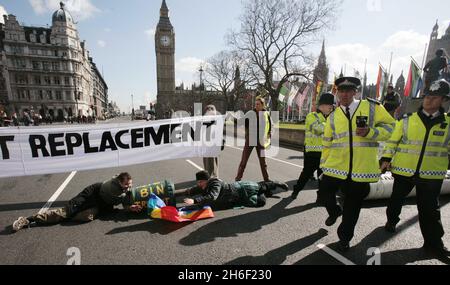 I manifestanti dei Tridenti si sono cementati insieme e hanno bloccato la strada davanti al Parlamento a Wesminster oggi, prima del cruciale voto dei Tridenti alla Camera dei Comuni questa sera, 14 marzo 2007. Si ritiene che fino a 100 deputati laburisti potrebbero respingere i piani per spendere fino a 20 miliardi di euro in una nuova flotta di sottomarini missilistici nucleari per sostituire il vecchio sistema Trident. Foto Stock