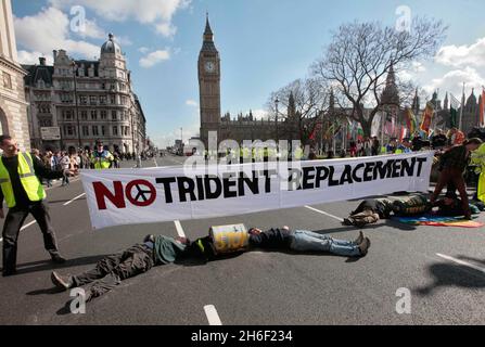 I manifestanti dei Tridenti si sono cementati insieme e hanno bloccato la strada davanti al Parlamento a Wesminster oggi, prima del cruciale voto dei Tridenti alla Camera dei Comuni questa sera, 14 marzo 2007. Si ritiene che fino a 100 deputati laburisti potrebbero respingere i piani per spendere fino a 20 miliardi di euro in una nuova flotta di sottomarini missilistici nucleari per sostituire il vecchio sistema Trident. Foto Stock