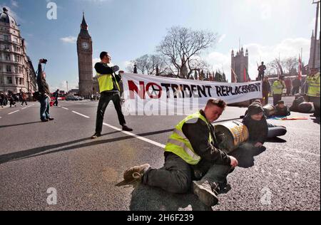 I manifestanti dei Tridenti si sono cementati insieme e hanno bloccato la strada davanti al Parlamento a Wesminster oggi, prima del cruciale voto dei Tridenti alla Camera dei Comuni questa sera, 14 marzo 2007. Si ritiene che fino a 100 deputati laburisti potrebbero respingere i piani per spendere fino a 20 miliardi di euro in una nuova flotta di sottomarini missilistici nucleari per sostituire il vecchio sistema Trident. Foto Stock