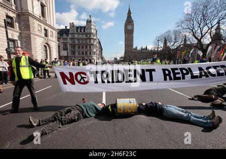 I manifestanti dei Tridenti si sono cementati insieme e hanno bloccato la strada davanti al Parlamento a Wesminster oggi, prima del cruciale voto dei Tridenti alla Camera dei Comuni questa sera, 14 marzo 2007. Si ritiene che fino a 100 deputati laburisti potrebbero respingere i piani per spendere fino a 20 miliardi di euro in una nuova flotta di sottomarini missilistici nucleari per sostituire il vecchio sistema Trident. Foto Stock