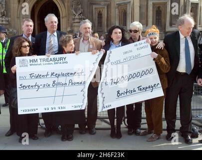 Anita Roddick, Vivienne Westwood e Annie Lennox si unirono ai manifestanti degli Anti Trident che si cementarono insieme e bloccarono la strada davanti al Parlamento di Wesminster oggi prima del cruciale voto dei Tridenti alla Camera dei Comuni questa sera, 14 marzo 2007. Si ritiene che fino a 100 deputati laburisti potrebbero respingere i piani per spendere fino a 20 miliardi di euro in una nuova flotta di sottomarini missilistici nucleari per sostituire il vecchio sistema Trident. Foto Stock